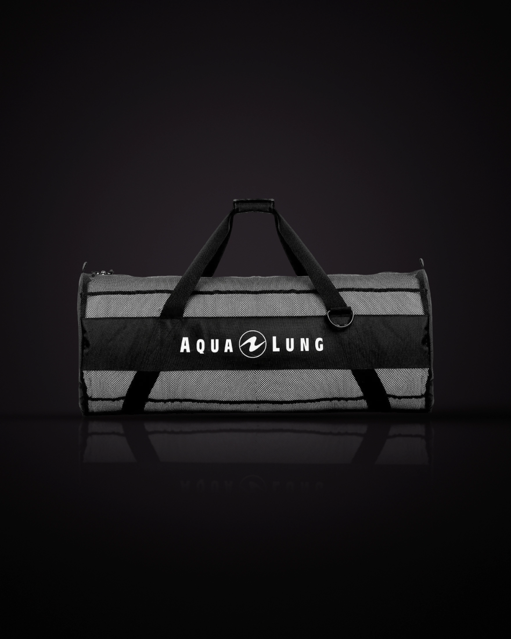 Aqualung Adventurer สีดำ (Black) มองจากด้านข้าง ตาข่ายสีเทา แถบผ้าสีดำพิมพ์ตัวอักษร AQUA LUNG สีขาว และหูหิ้วสีดำ
