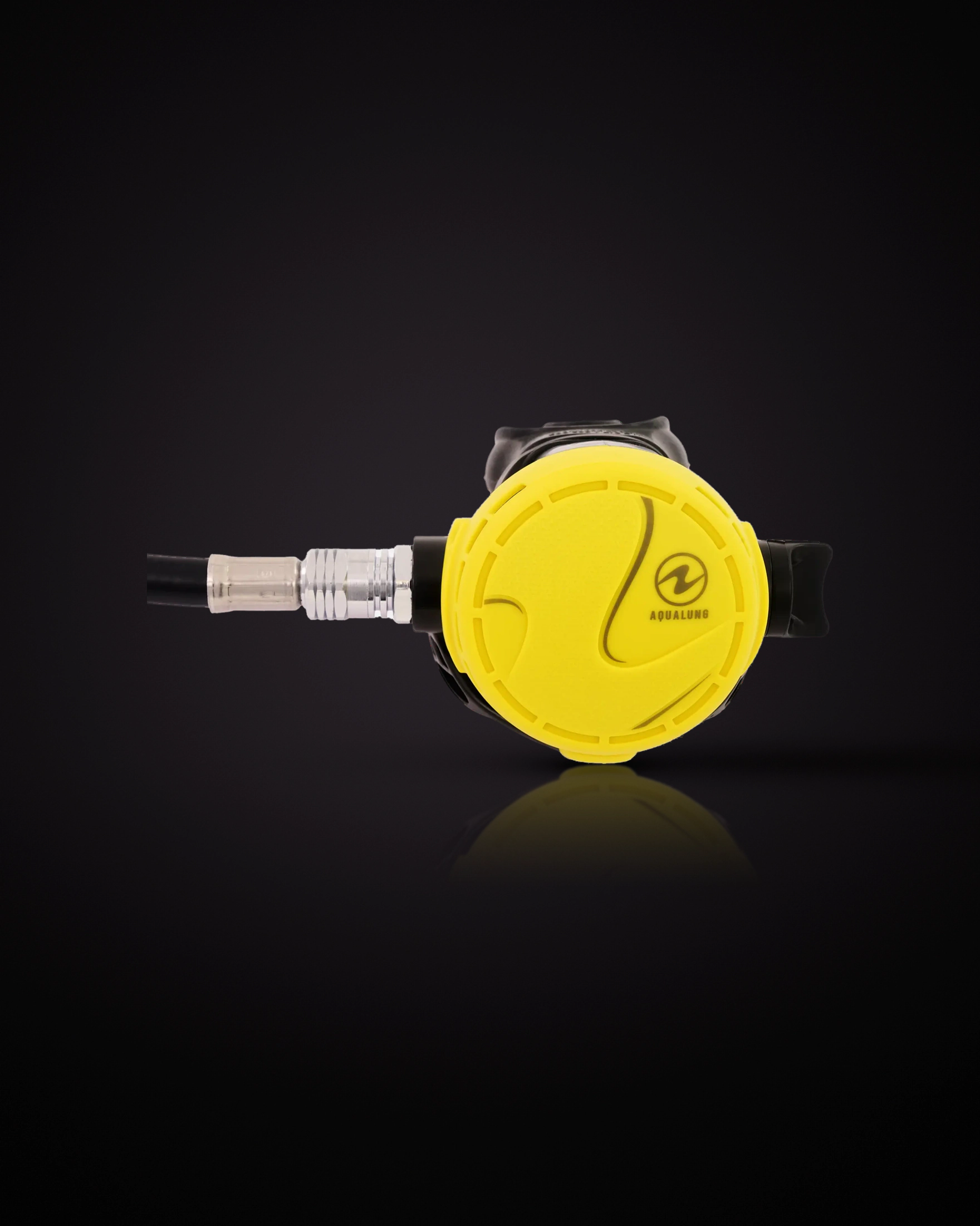 Aqualung Calypso / Titan Octopus, side view: yellow front cover with the Aqualung logo, chrome hose fitting, hose to the left
