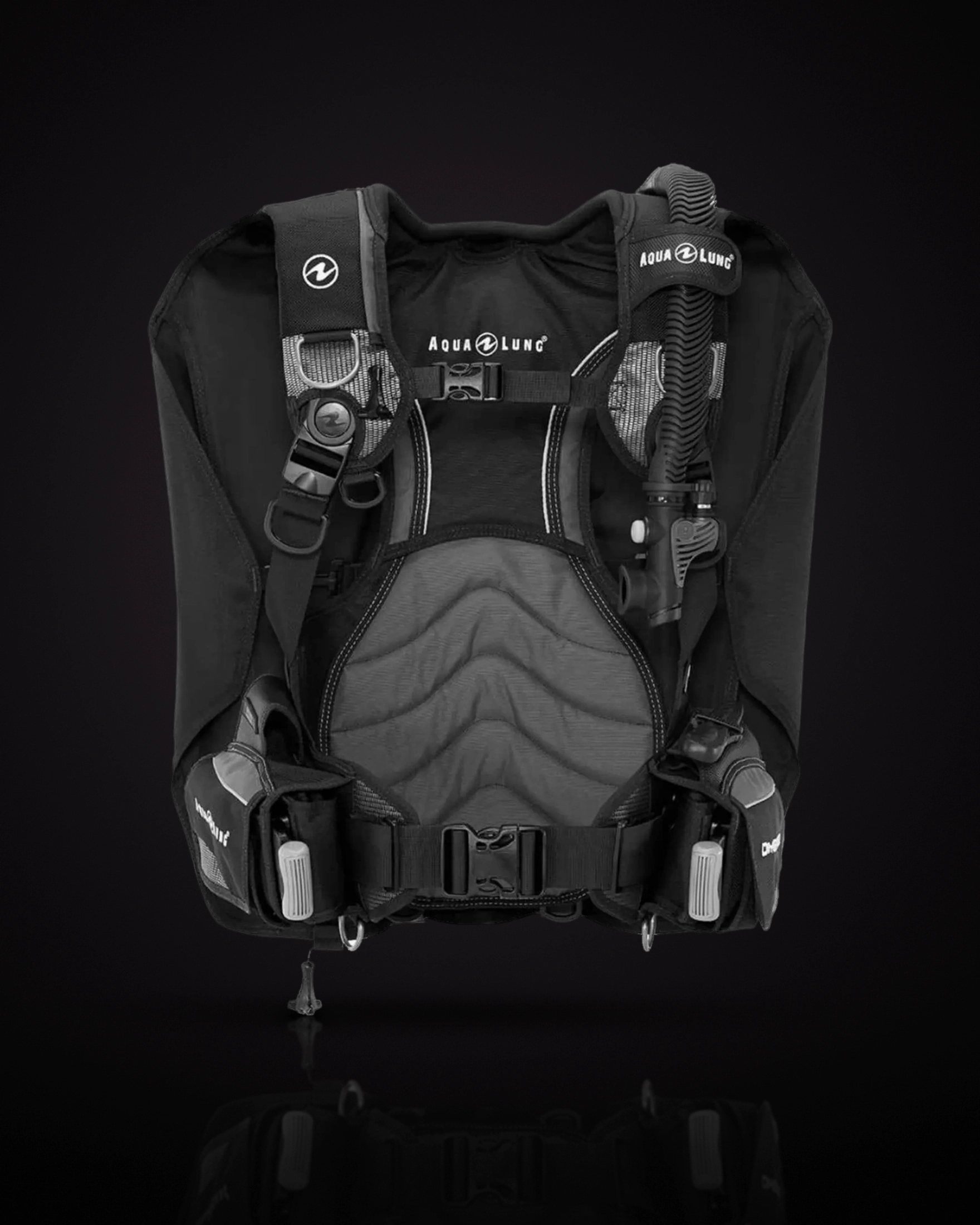 Aqualung Dimension สีดำ-เทา (Black/Grey) ด้านหน้า เห็นสายรัดชั้นใน Wrapture สายคาดอก สายเติมลม และที่จับตะกั่วสีเทาทั้งสองข้าง
