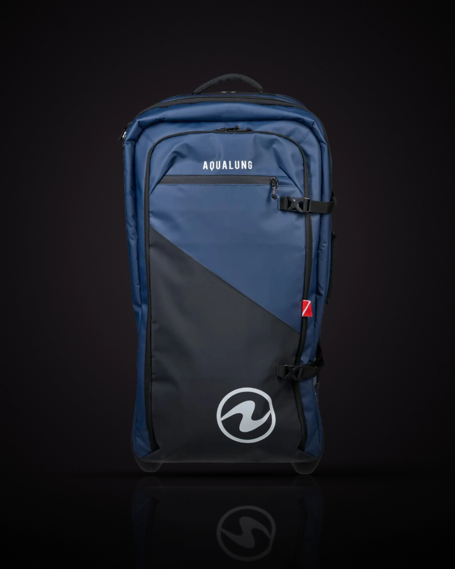 Aqualung Explorer 120L ด้านหน้า สีกรมท่าตัดดำ มีตัวอักษร AQUALUNG และโลโก้วงกลมของ Aqualung หูหิ้วด้านบน