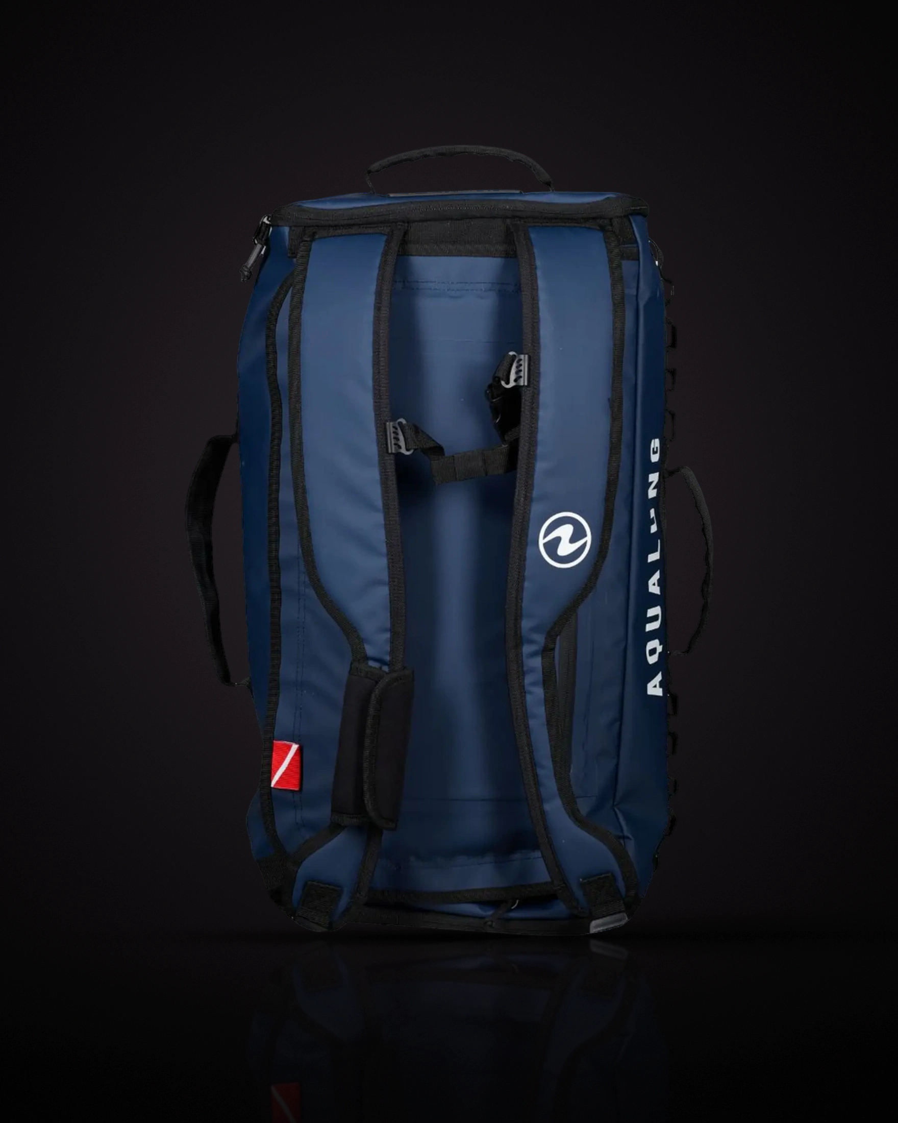Aqualung Explorer 45L สีกรมท่า ตั้งตรง เห็นสายสะพายสองเส้นขอบดำ หูหิ้วด้านบนและด้านข้าง และเดซี่เชนเป็นห่วงเรียงข้างตัวอักษร AQUALUNG
