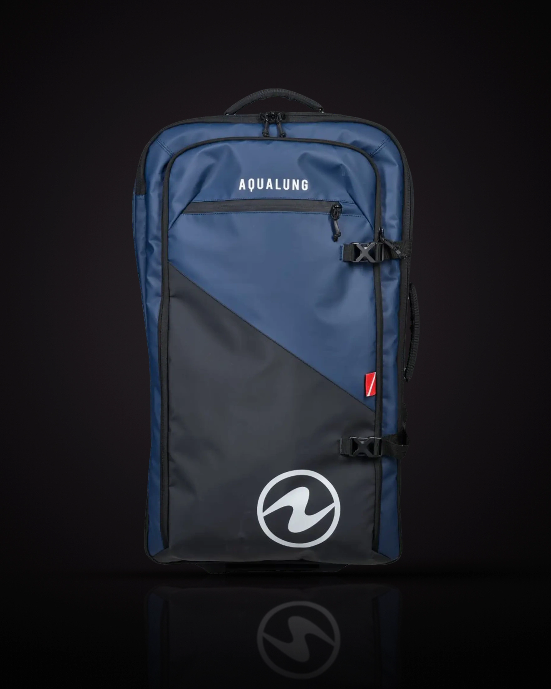 Aqualung Explorer 90L ด้านหน้า สีกรมท่าตัดดำ มีตัวอักษร AQUALUNG โลโก้วงกลมของ Aqualung และหูหิ้วด้านบน