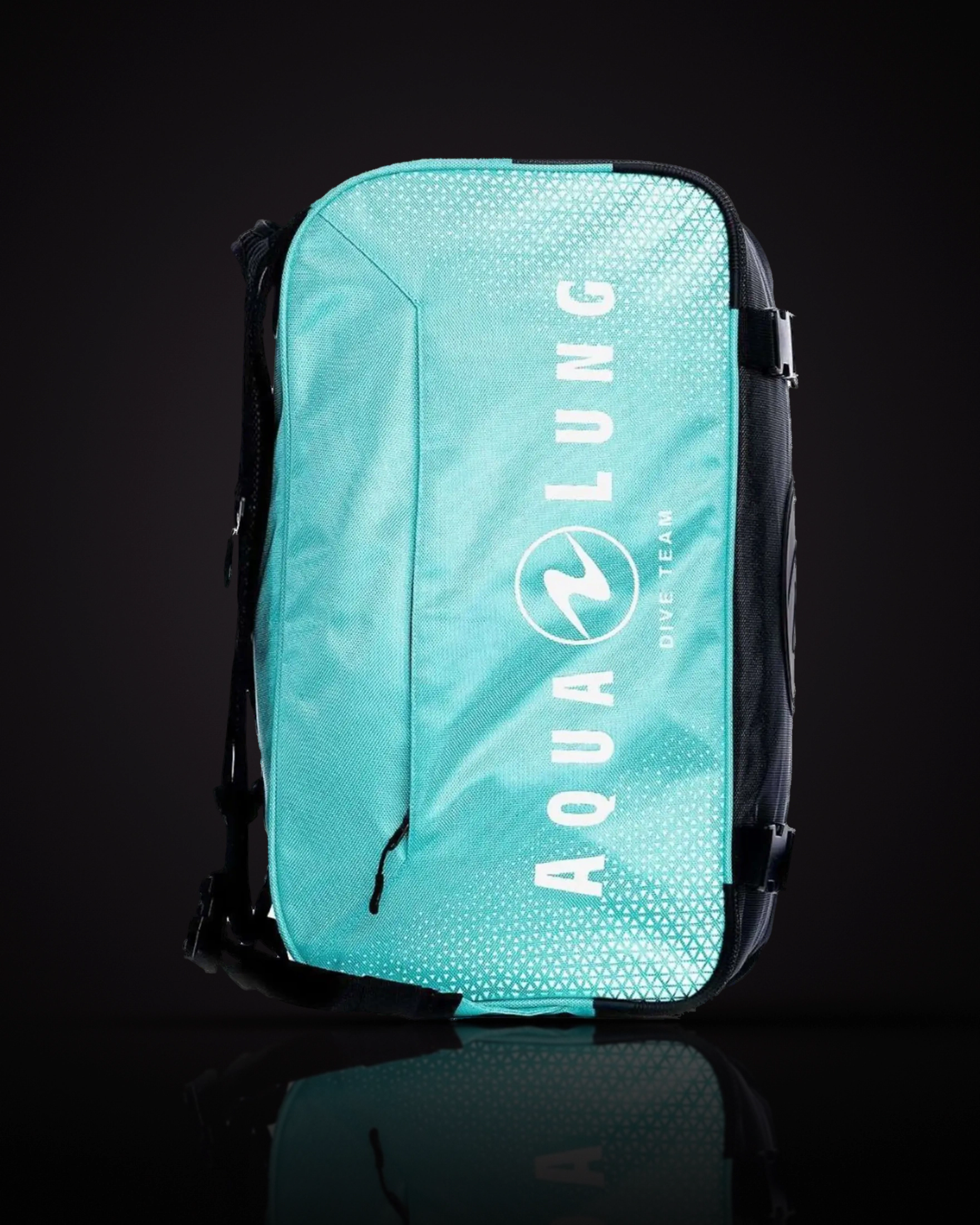 Aqualung Explorer II Duffel สีเทอร์ควอยซ์ตัดดำ ด้านหน้ามีตัวอักษร AQUA LUNG DIVE TEAM สีขาวกับโลโก้วงกลมของ Aqualung