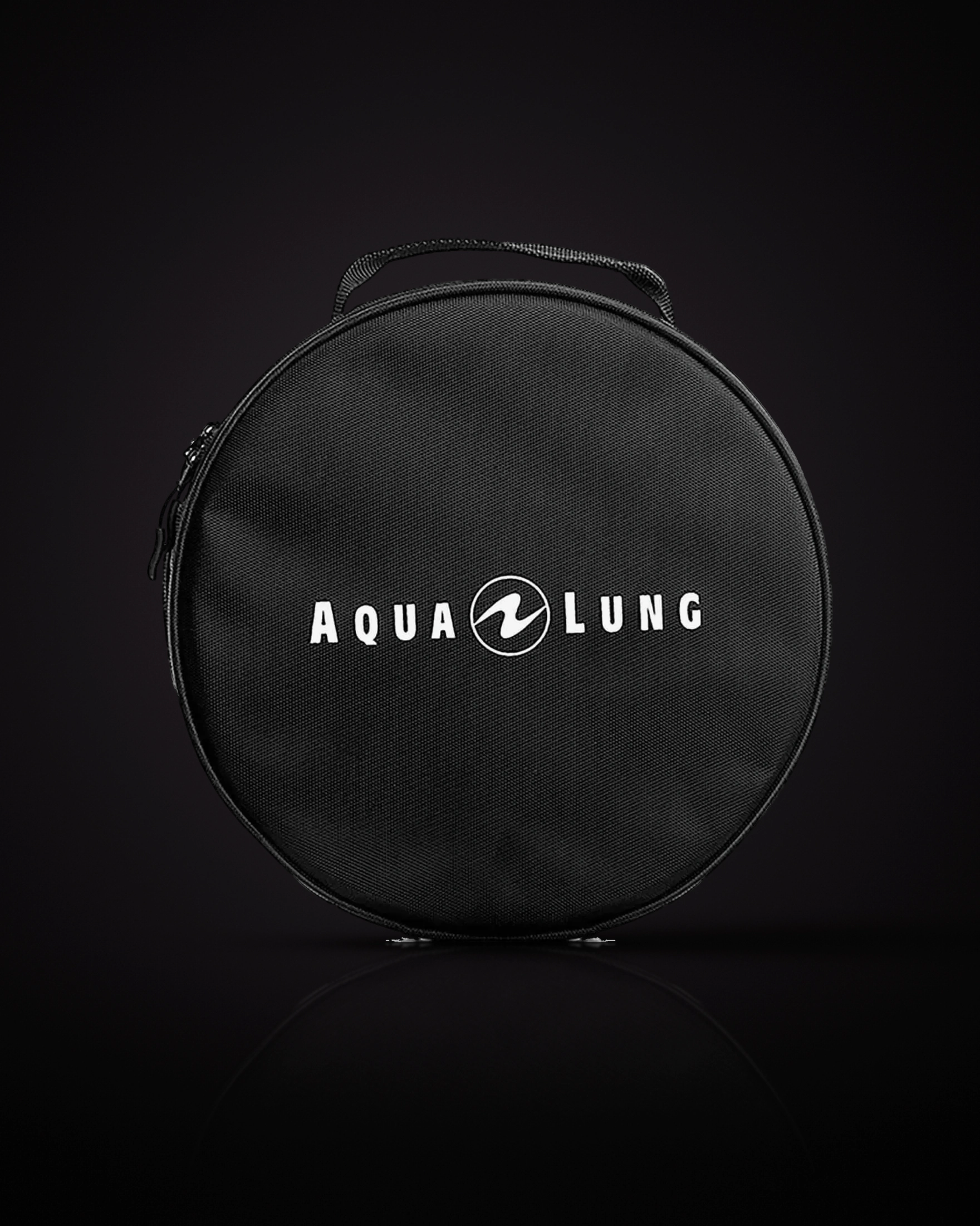Aqualung Explorer II Regulator Bag กระเป๋าทรงกลมสีดำ ด้านหน้าพิมพ์ตัวอักษร AQUA LUNG สีขาว มีหูหิ้วด้านบนและซิปรอบขอบ