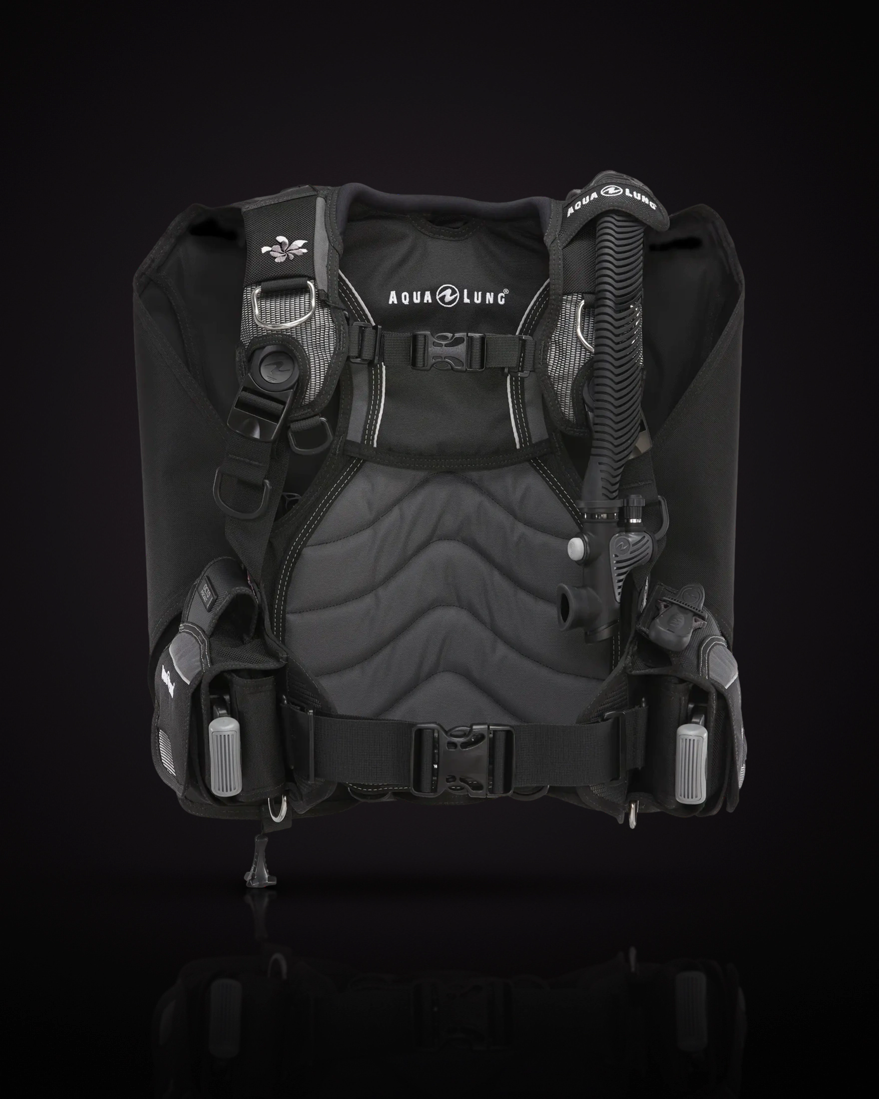 Aqualung Lotus สีดำ-เทา (Black/Grey) ด้านหน้า เห็นโลโก้ดอกไม้บนสายบ่า สายรัดชั้นใน Wrapture สายคาดอก และสายเติมลม