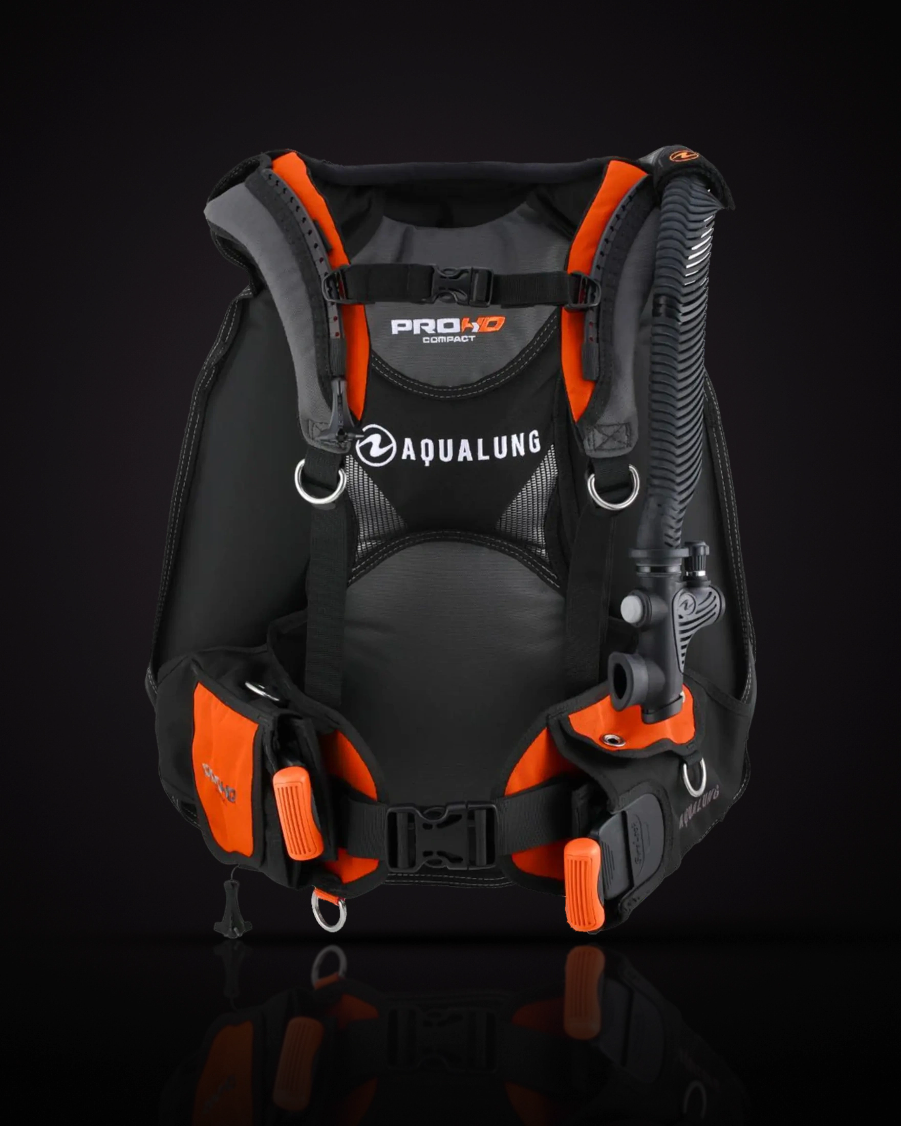 Aqualung Pro HD Compact สีดำ-ส้ม (Black/Orange) ด้านหน้า เห็นโลโก้ PRO HD COMPACT สายคาดอก สายเติมลม และที่จับตะกั่วสีส้มทั้งสองข้าง