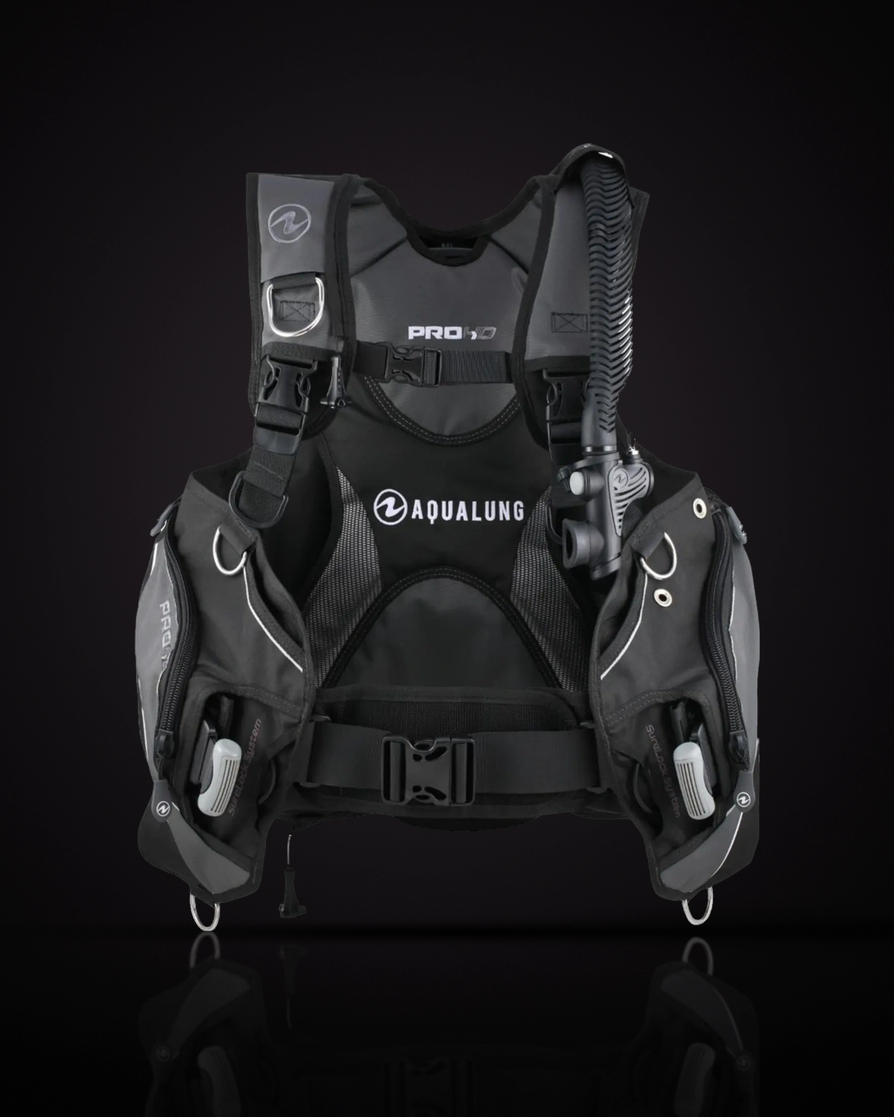 Aqualung Pro HD ผู้ชาย สีดำ-เทา (Black/Grey) ด้านหน้า เห็นสายไหล่ สายคาดอก และกระเป๋าตะกั่ว 2 ข้าง
