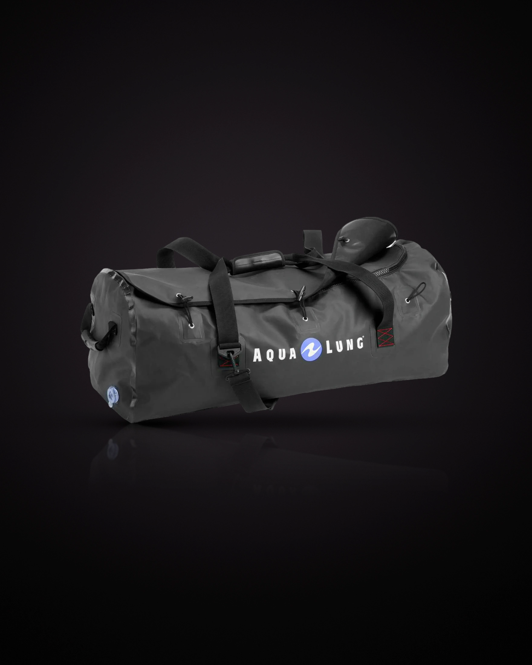Aqualung Regulator Bag กระเป๋าดัฟเฟิลผ้าทาร์พอลีนสีดำใบใหญ่ โลโก้ AQUA LUNG สีขาวกับวงกลมสีน้ำเงิน มีสายสะพาย หูหิ้ว เชือกยางยืดด้านบน และวาล์วกลมสีฟ้าใสที่ปลายด้านหนึ่ง