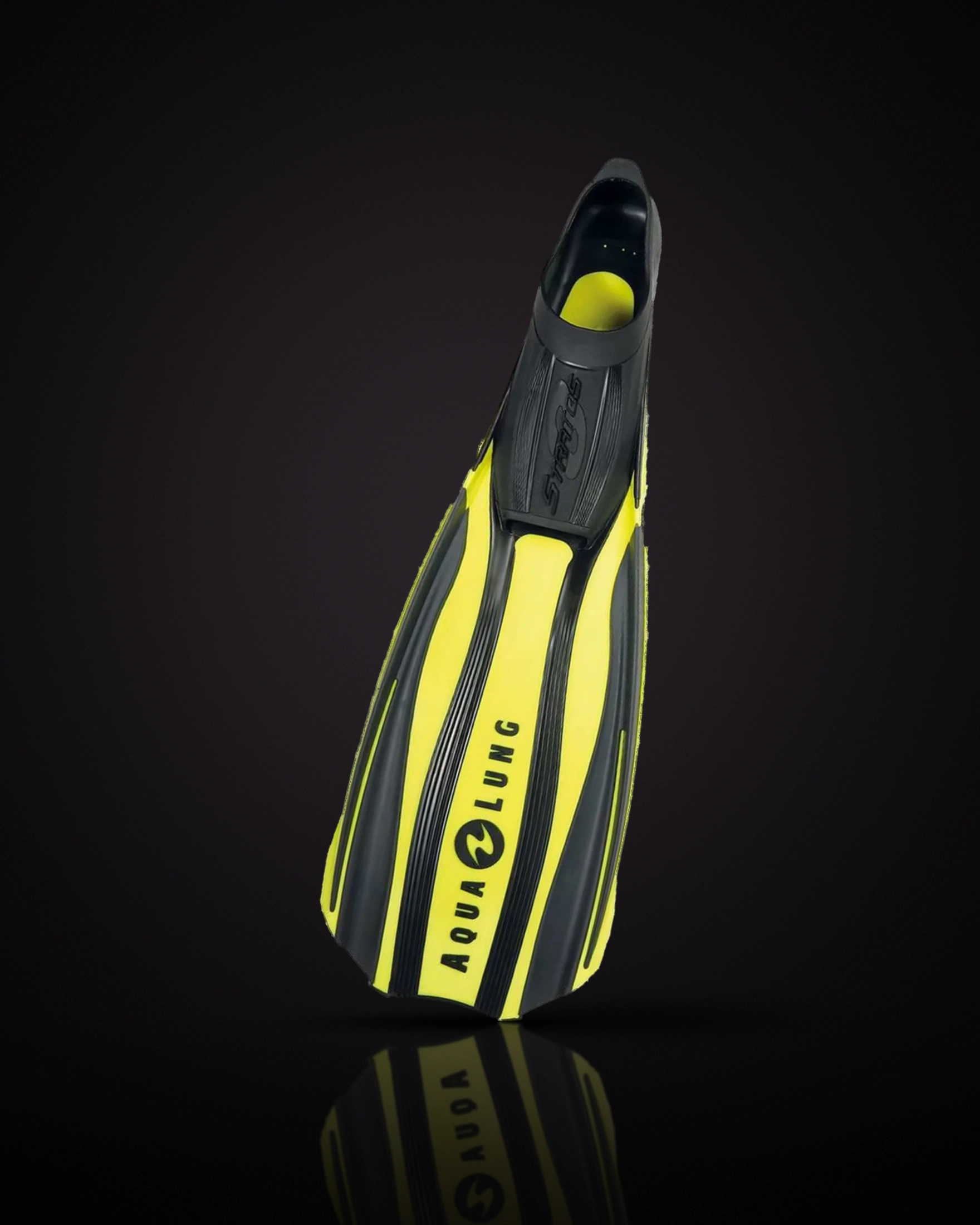 Aqualung Stratos 3 สีเหลือง-ดำ (Yellow/Black) มุมบน เห็นช่องใส่เท้าและใบ 4 ร่อง