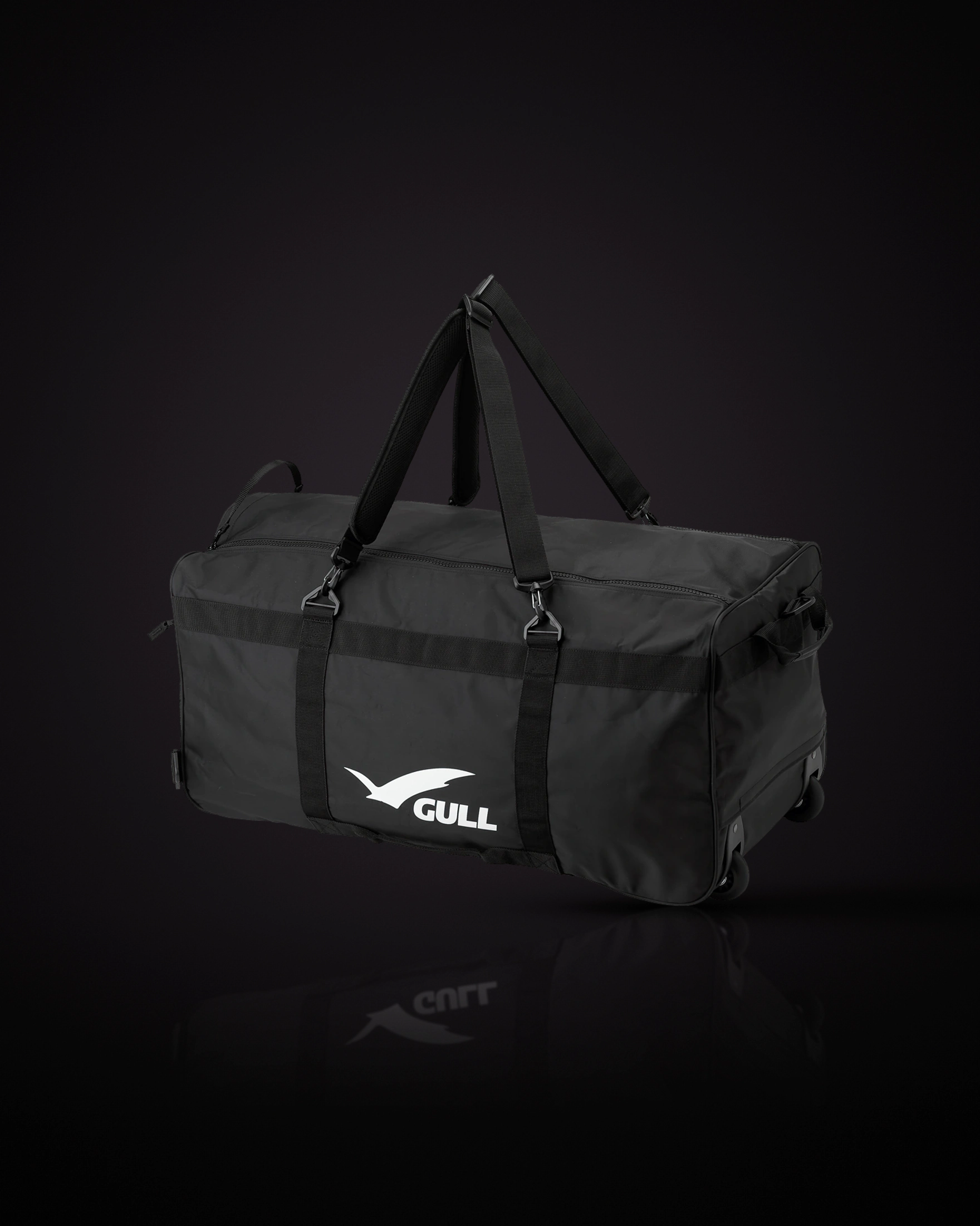 GULL MESH CARRY BAG สีดำ (Black) มุมเฉียง เห็นหูหิ้วและล้อ