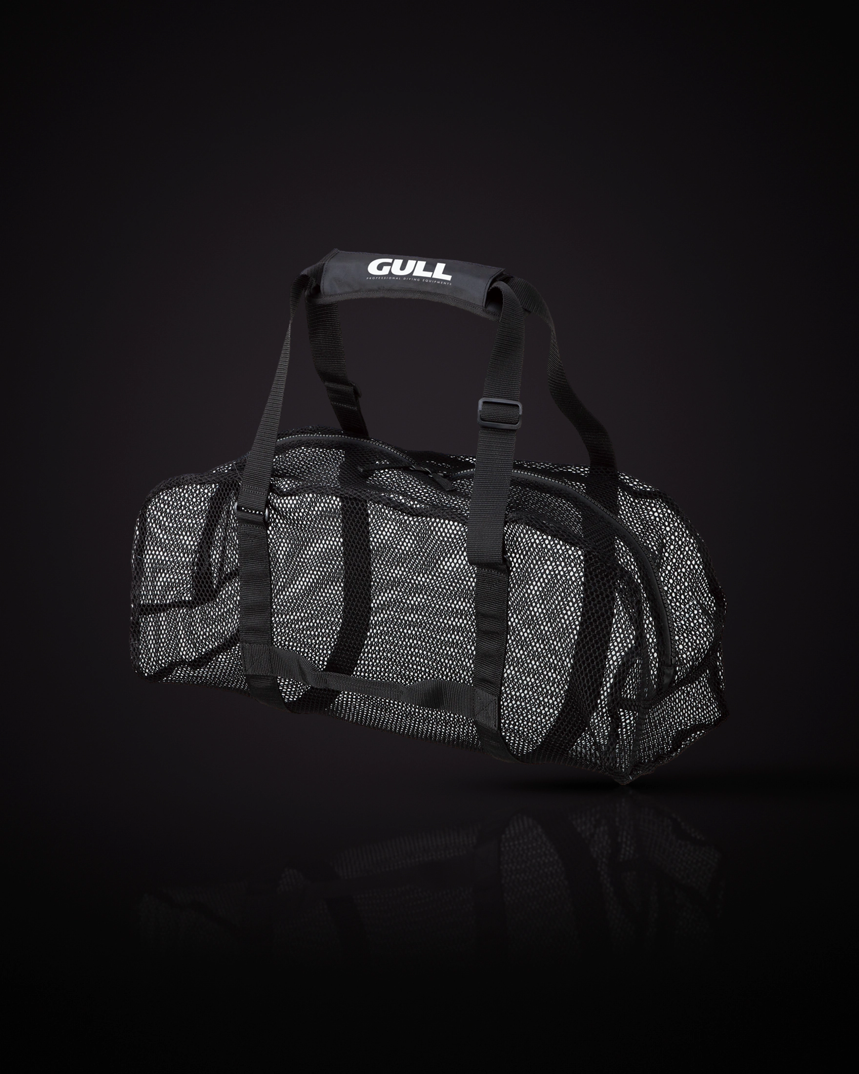 GULL SNORKELING MESH BAG ตาข่ายสีดำ มุมเฉียง เห็นหูหิ้วโลโก้ GULL